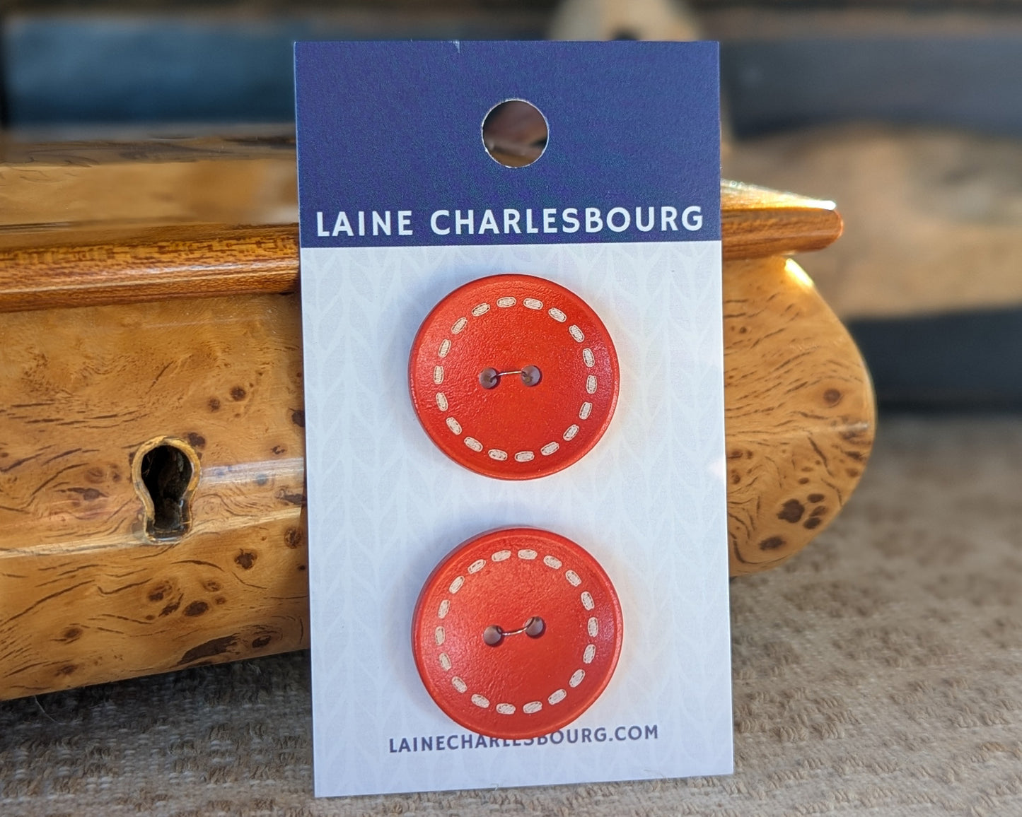 Bouton en bois avec "couture" peinte (25mm)