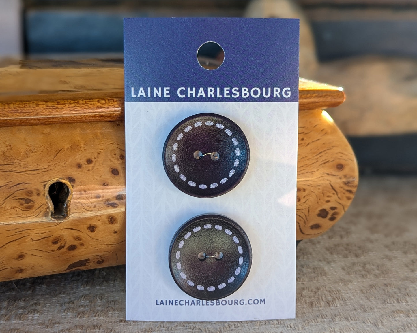 Bouton en bois avec "couture" peinte (25mm)