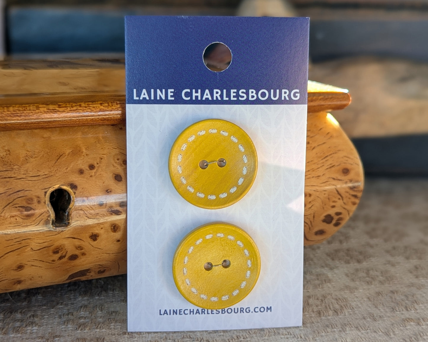 Bouton en bois avec "couture" peinte (25mm)