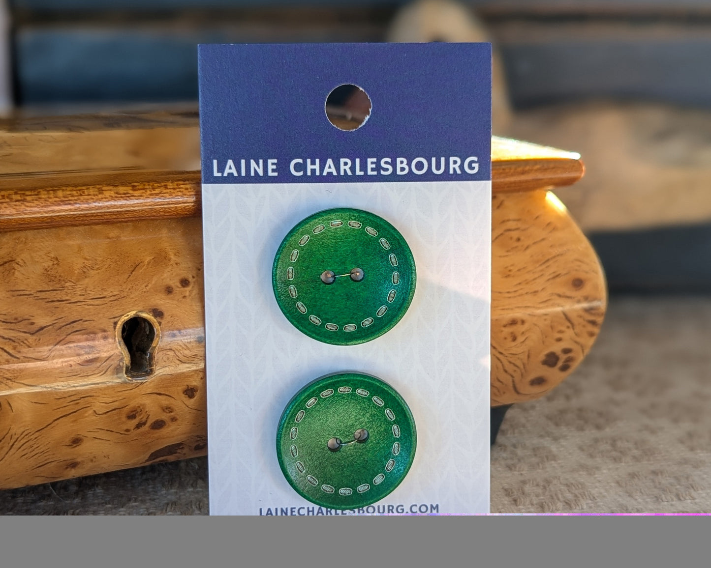 Bouton en bois avec "couture" peinte (25mm)