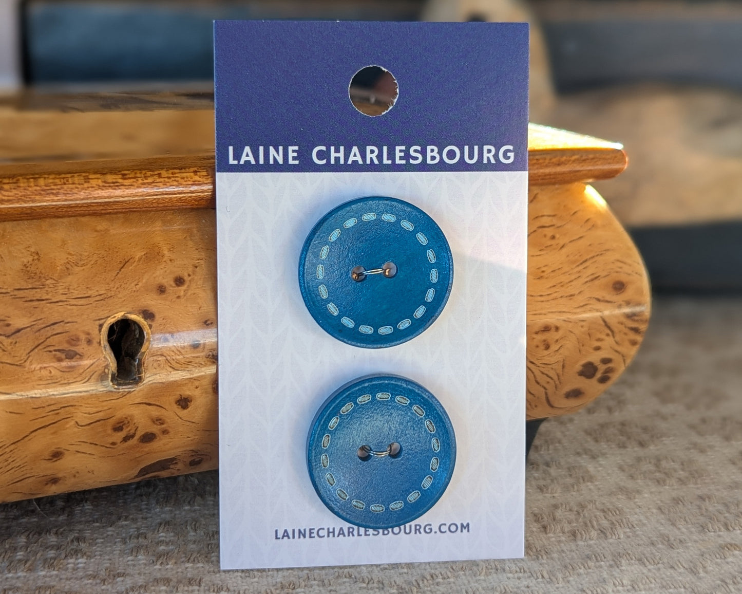 Bouton en bois avec "couture" peinte (25mm)
