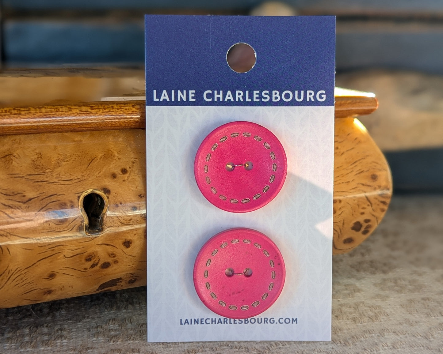 Bouton en bois avec "couture" peinte (25mm)